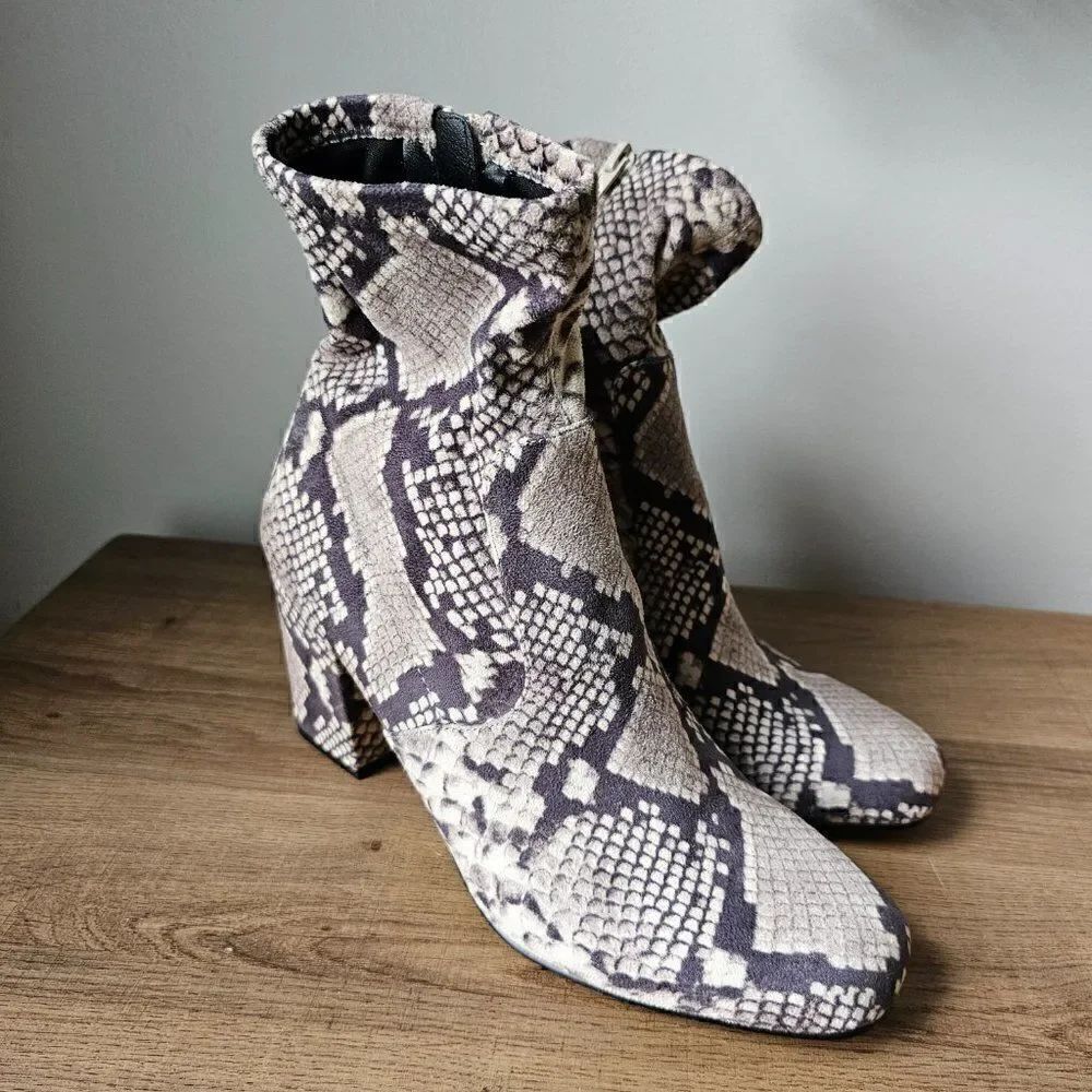EUC STEVE MADDEN EVANA STRETCHY FABRIC UPPERS SNAKE PRINT BOOTS SIZE 9.5